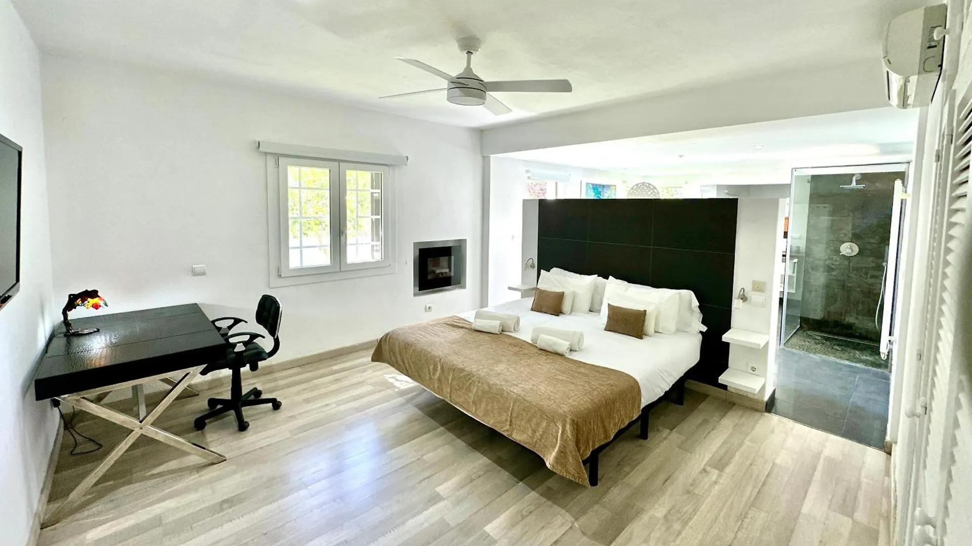 Stylish Ibiza Villa Near Beaches Private Pool & Lush Garden Cala Llonga
