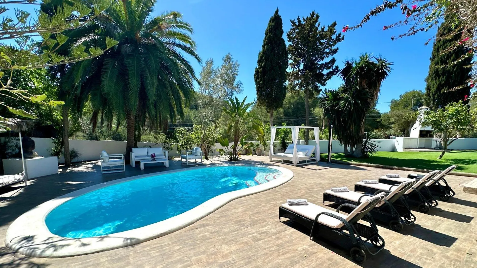 Stylish Ibiza Villa Near Beaches Private Pool & Lush Garden Cala Llonga  Spanien